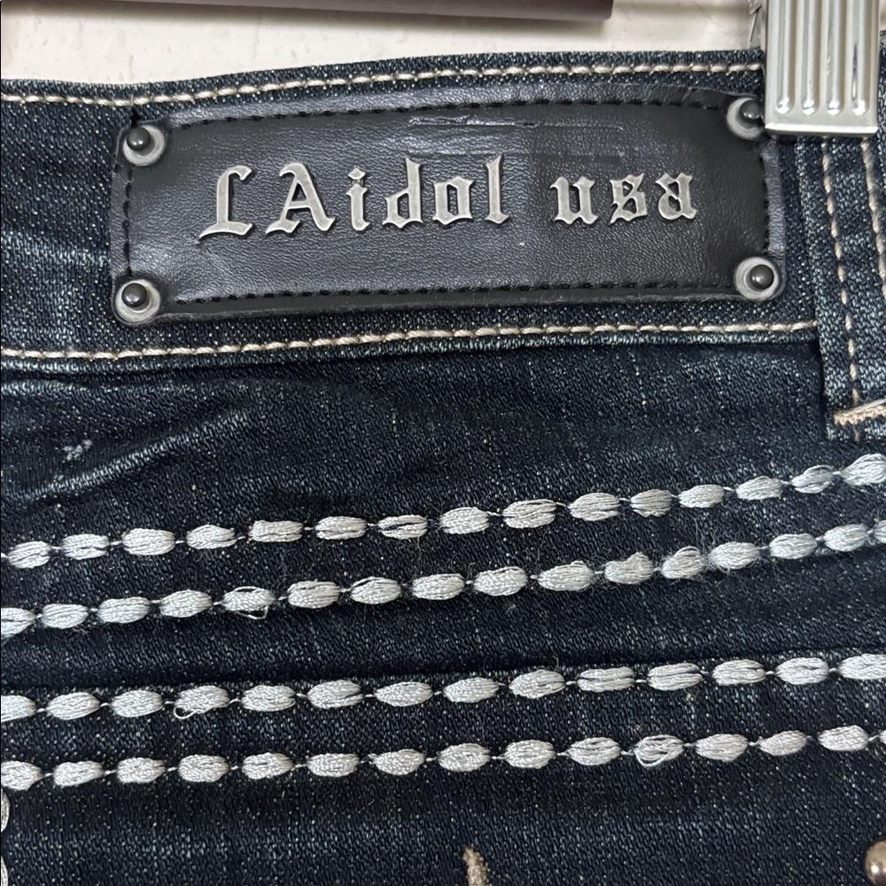 LA IDOL Dark Wash Embellished Capri Jeans- Thick White Contrast Stitch. Size 15 - Picture 9 of 10